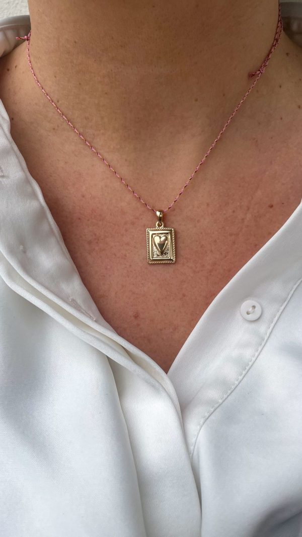Collier médaille cœur rectangulaire sur fil tressé | Les Marquises – Image 4