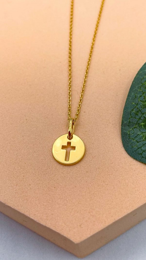 Collier mini médaille Croix évidée en plaqué or | Amoris