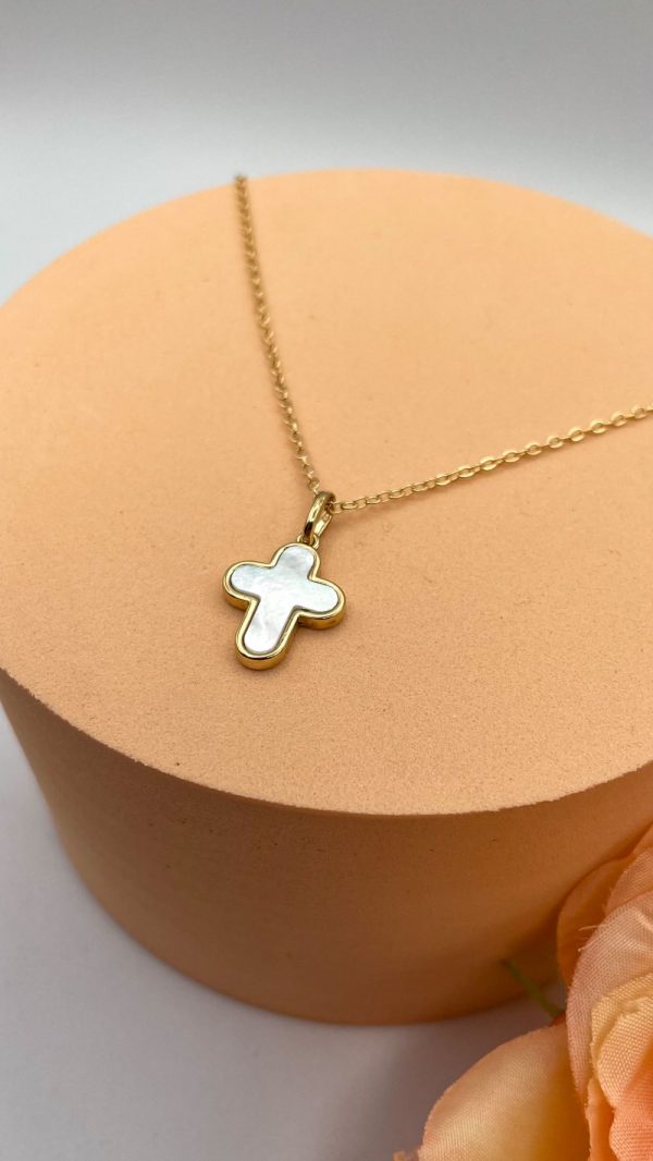 Collier Croix en nacre sertie en Plaqué or | Christ Roi