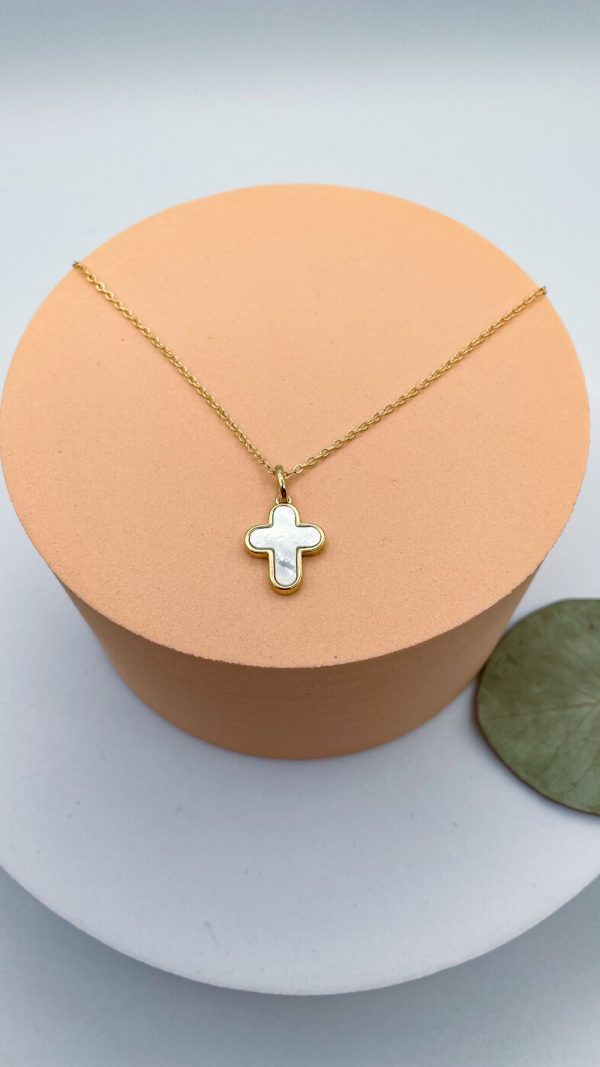 Collier Croix en nacre sertie en Plaqué or | Christ Roi – Image 3