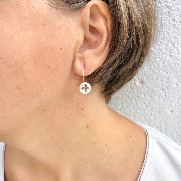 Boucles d’Oreilles créoles Nacre véritable et Plaqué Or | Colombe de la Paix – Image 2