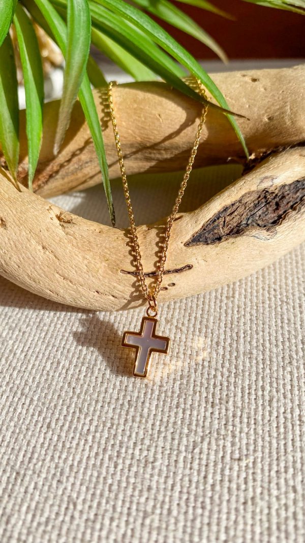 Collier Croix nacre blanche et plaqué or | Tous saints – Image 2