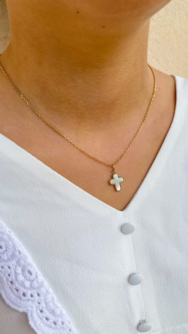 Collier Croix en nacre sertie en Plaqué or | Christ Roi – Image 2