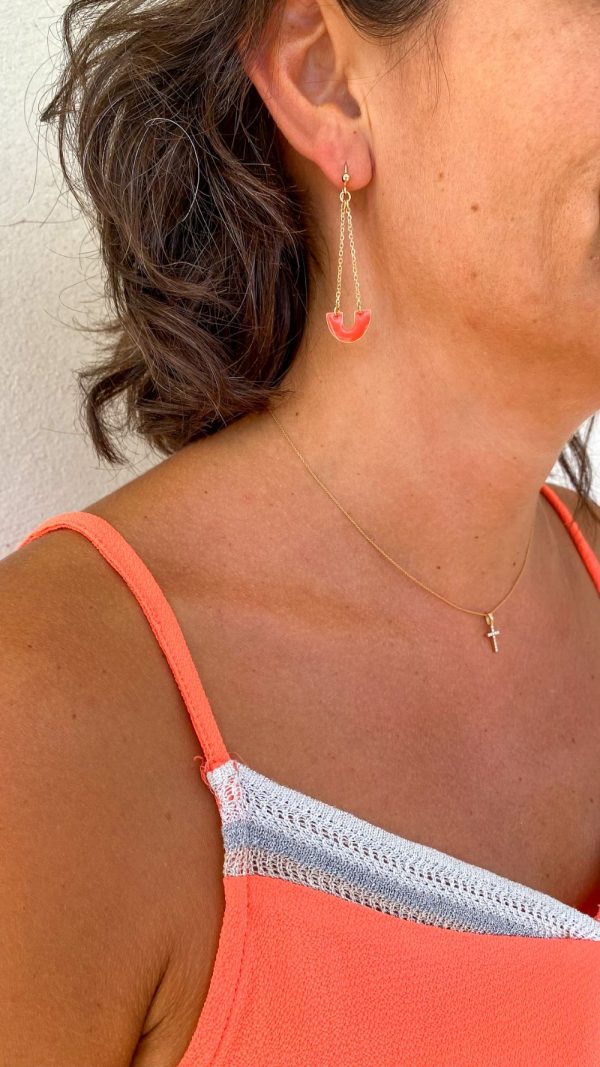 Boucle d'oreille demi lune en résine coloré et chaîne plaqué or | Burano – Image 7